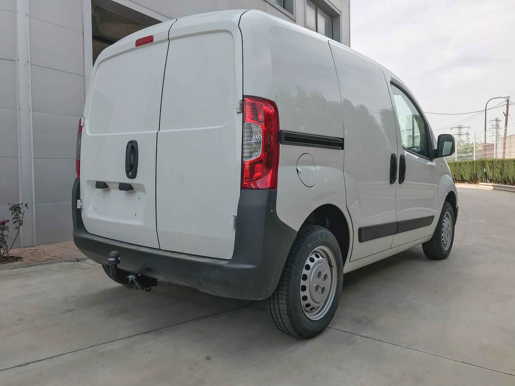 Gancio di traino estraibile per Peugeot Bipper 2008- + kit el. 7-poli specifico